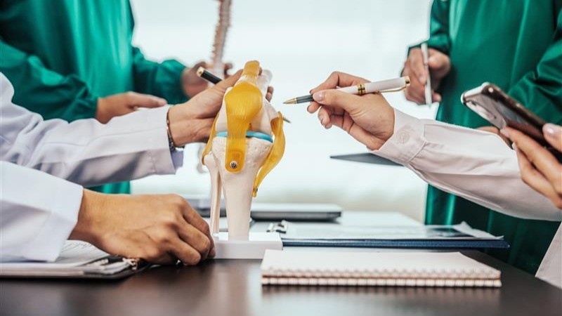 Da combustão à regeneração: um novo biomaterial condutor para o futuro da ortopedia