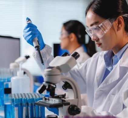 Fagos evoluídos em laboratório expandem atividade lítica e superam barreiras de resistência bacteriana em isolados de Klebsiella pneumoniae