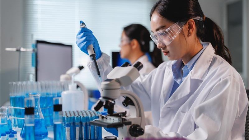 Fagos evoluídos em laboratório expandem atividade lítica e superam barreiras de resistência bacteriana em isolados de Klebsiella pneumoniae